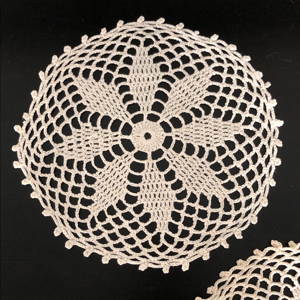 BUNDLE OF THREE VINTAGE CROCHET DOILIES - Picture 7 of 11
